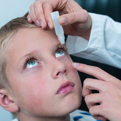 Myopie-Management: Atropin-Augentropfen helfen