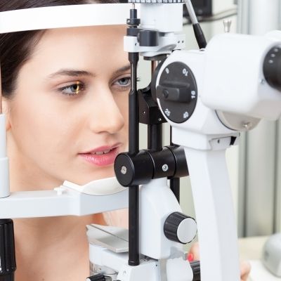 Formstabile Kontaktlinsen – Anpassung beim Augenoptiker oder Augenarzt