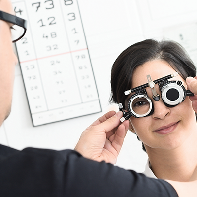 Sehtest beim Augenoptiker oder Augenarzt